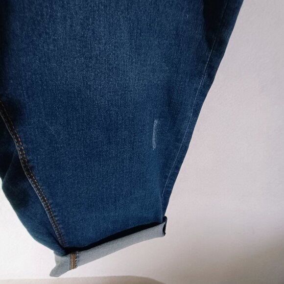 EUC: Terra & Sky Sze 3X (24W-26W) Mid-Blue Distressed Pull-On Cropped Jeans - Picture 4 of 7